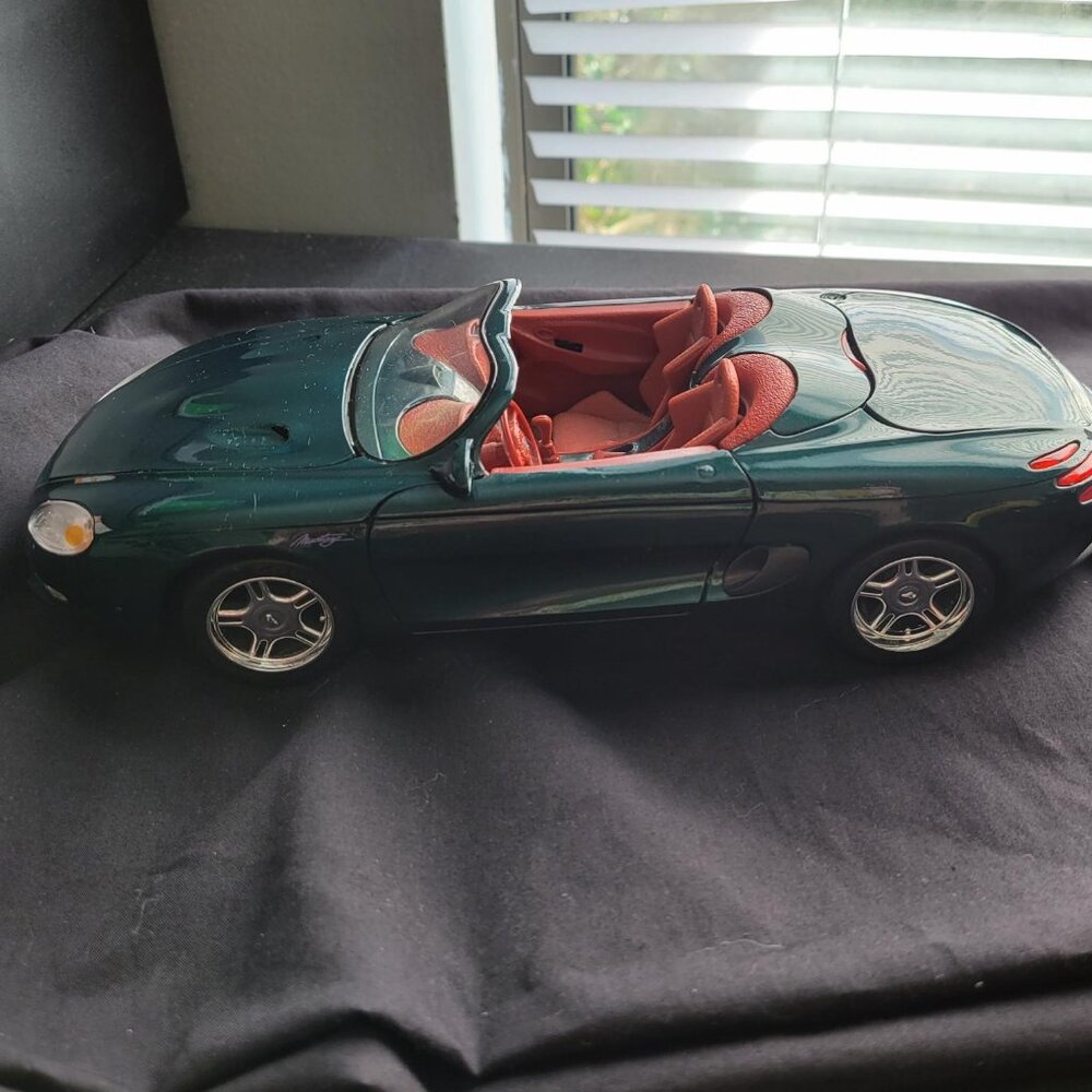 Maisto 1/18 Diecast Car 1993 Ford Mustang Mach 3 Green Convertible Vintage